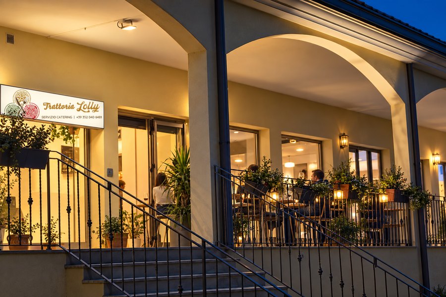L'ingresso di Trattoria Lolly sotto i portici di Viale Aldo Moro